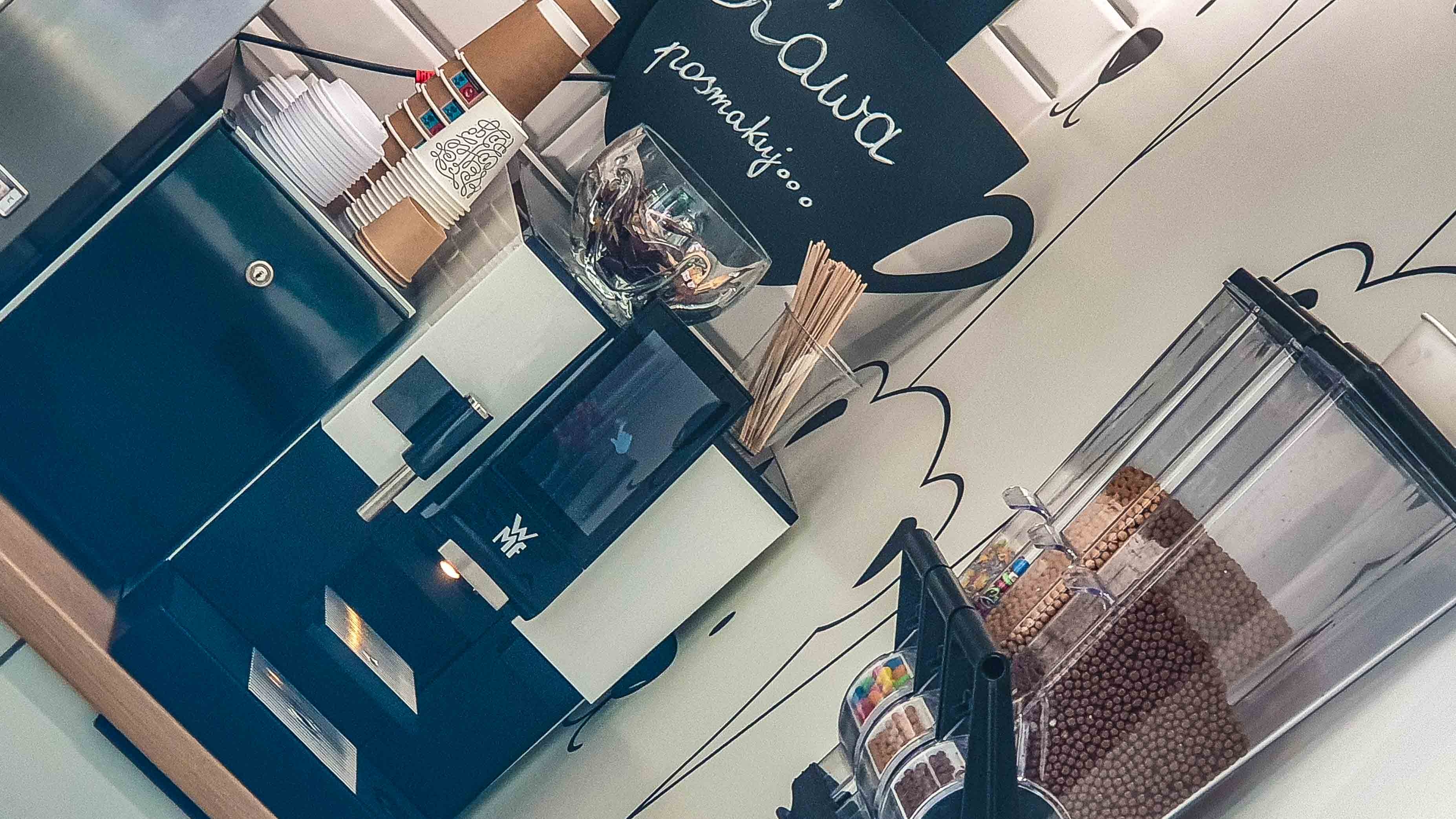 Kawa affogato - lodziarnia Rzeszów kawiarnia shake milkshake mrożonyjogurt lód włoski sorbet kawa cafe rurki z kremem deser lodowy bita śmietana soki frappe posypki polewy.jpg