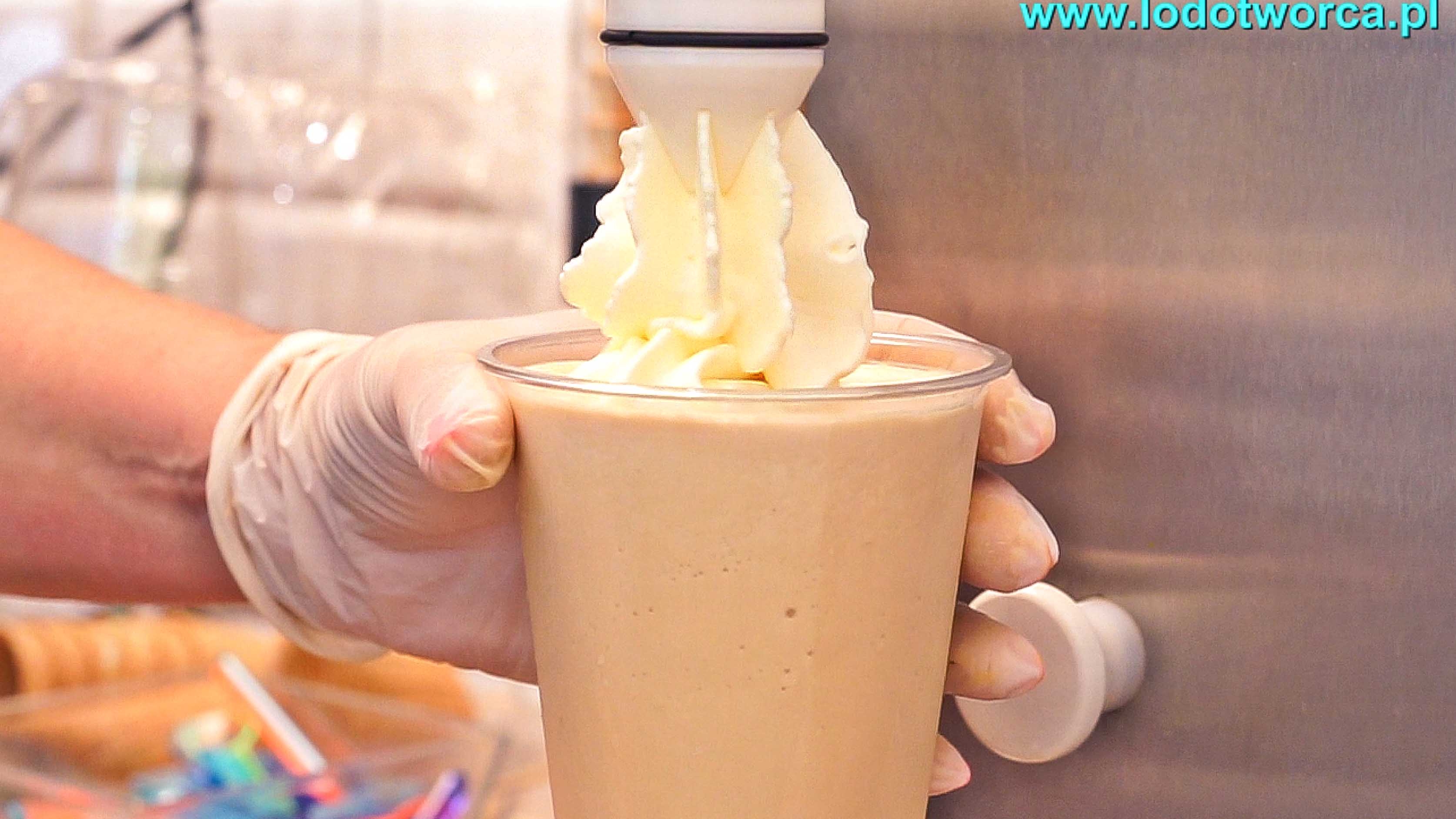 Milk shake Rzeszów - shakes kawiarnia shake milkshake mrożonyjogurt lód włoski sorbet kawa cafe rurki z kremem deser lodowy bita śmietana soki frappe posypki polewy.jpg